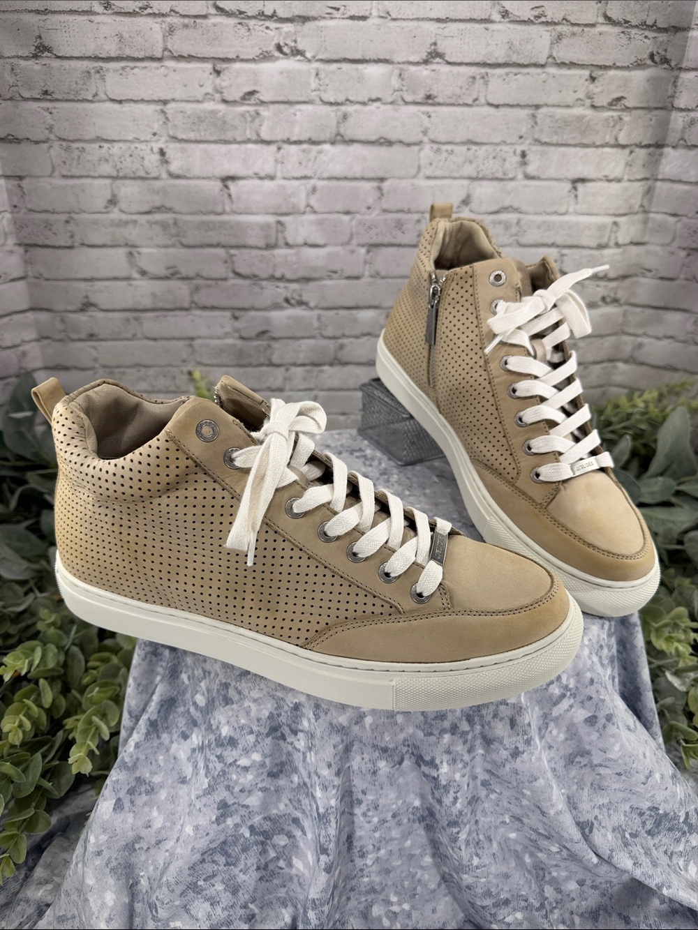 J/SLIDES NYC “Ludlow” Tan Perforated Leather High-Top Fashion Sneaker 💛 WMS 10M